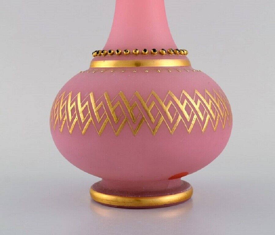 Large vase in pink mouth-blown art glass decorated with 24 carat gold leaf