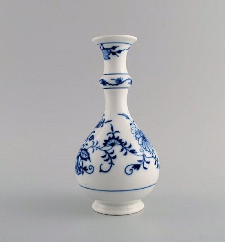 Antique Meissen Blue Onion vase in hand-painted porcelain Early 20th C