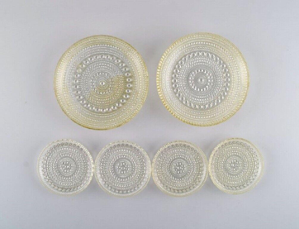 Oiva Toikka for Arabia Two Kastehelmi plates and four bottle trays