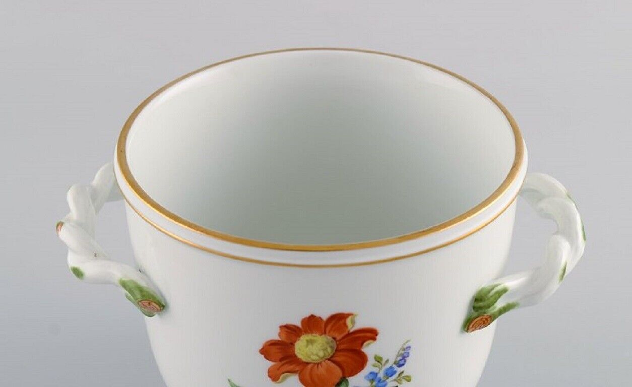 Meissen vase / flowerpot in hand-painted porcelain with flowers and gold edge