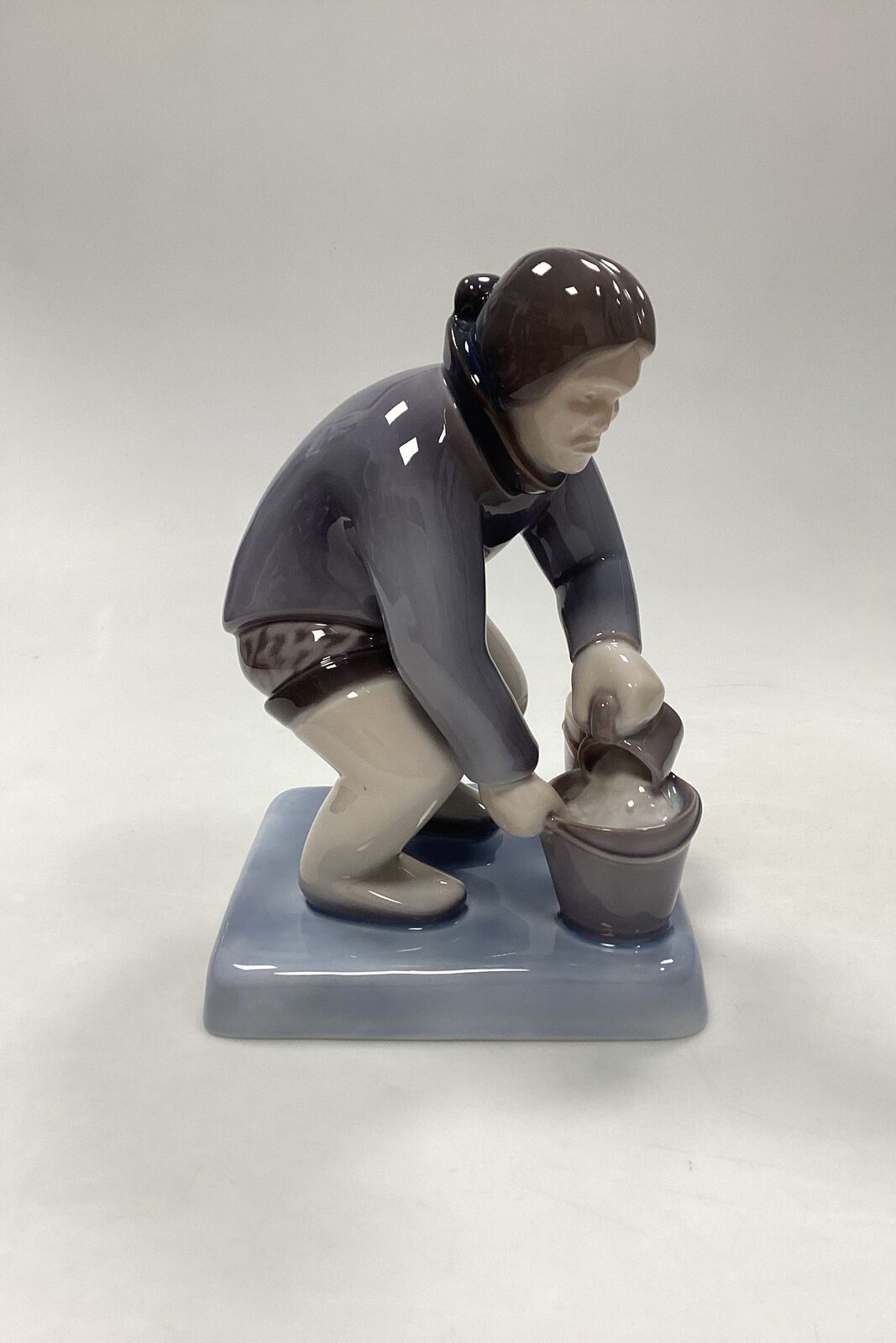 Bing og Grondahl Figur af Inuit /Gronlandsk Kvinde No 2416