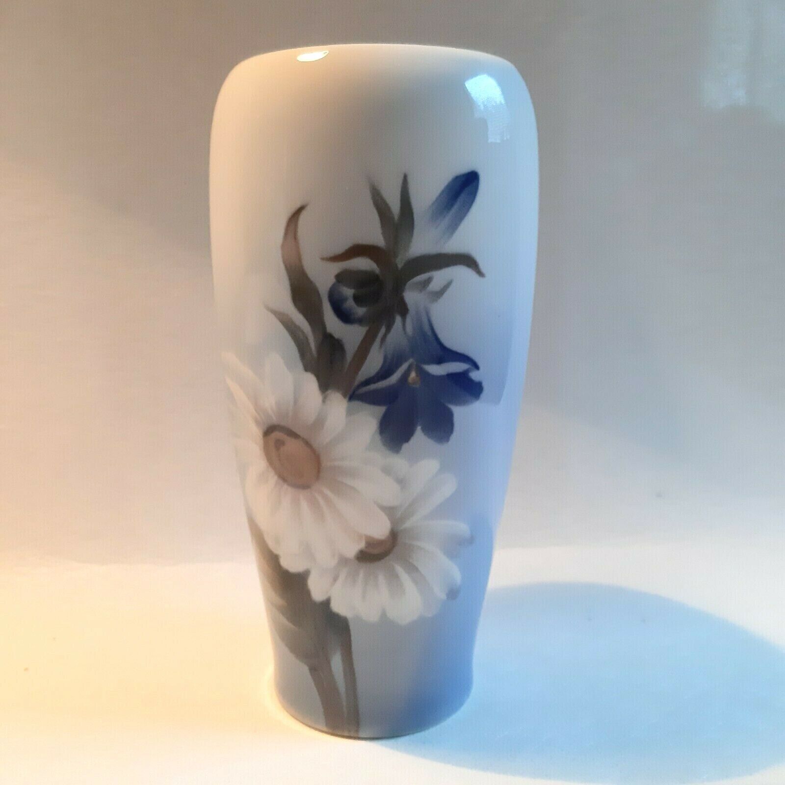 Sweet vase with Flower decor # 2651-235 Royal Copenhagen 1969-74 Fact 1