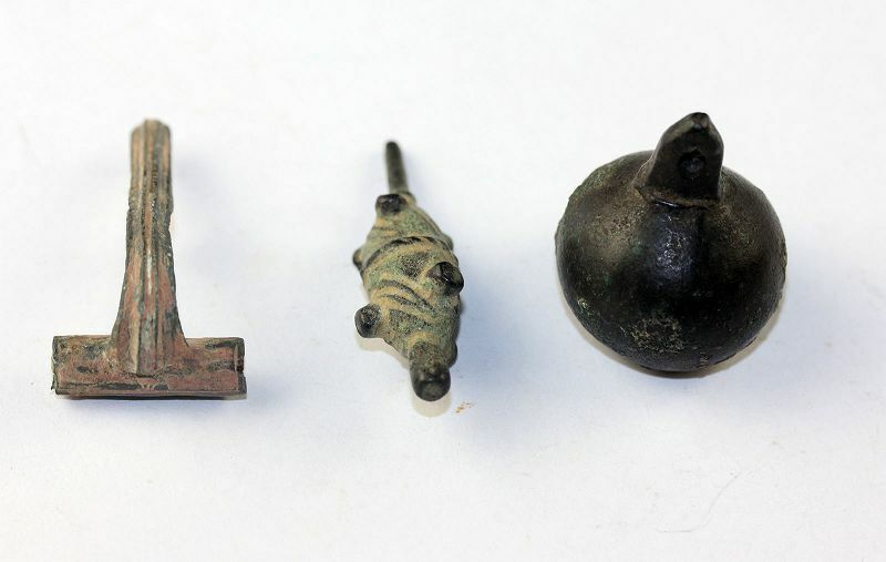 *SC* NICE ROMAN BRONZE LOT OF 2 WEIGHTS AND A FIBULA AND 1ST-3RD CENT AD