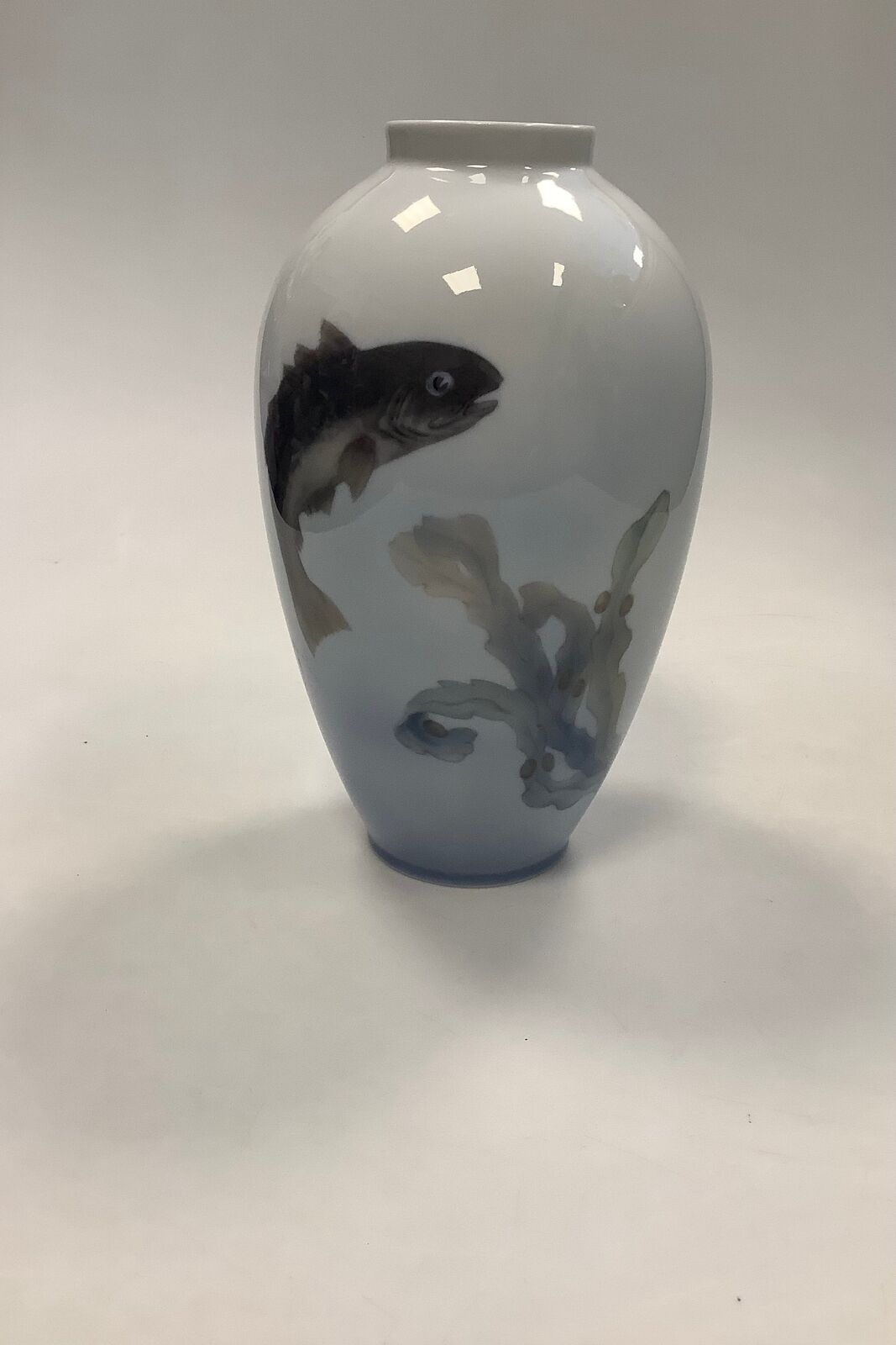 Royal Copenhagen Art Nouveau vase No 258/47D med Fisk og Tang