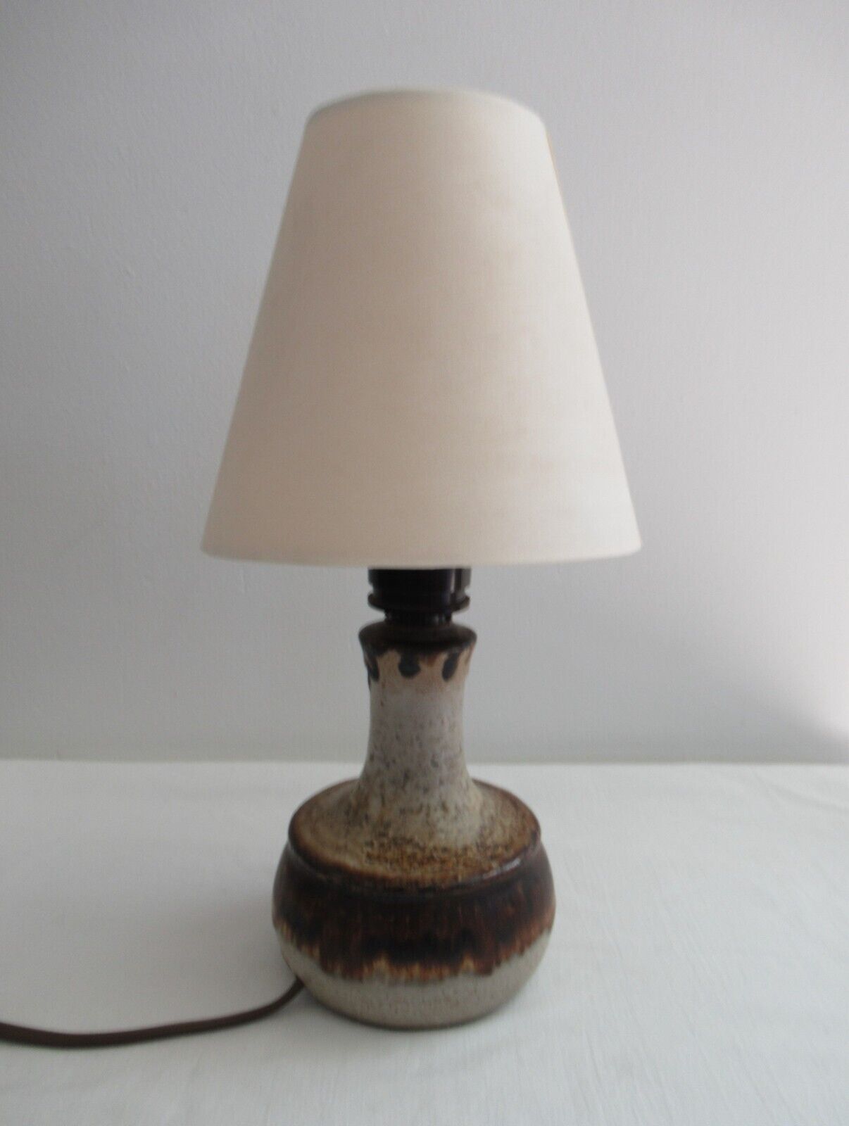 Vintage scandinavian table lamp designed by Jette Hellerøe for danish ceramic wo