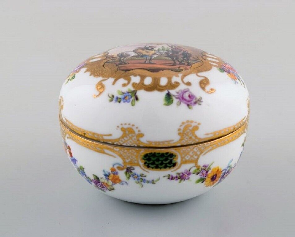 Antique Meissen lidded jar in hand-painted porcelain with romantic scene