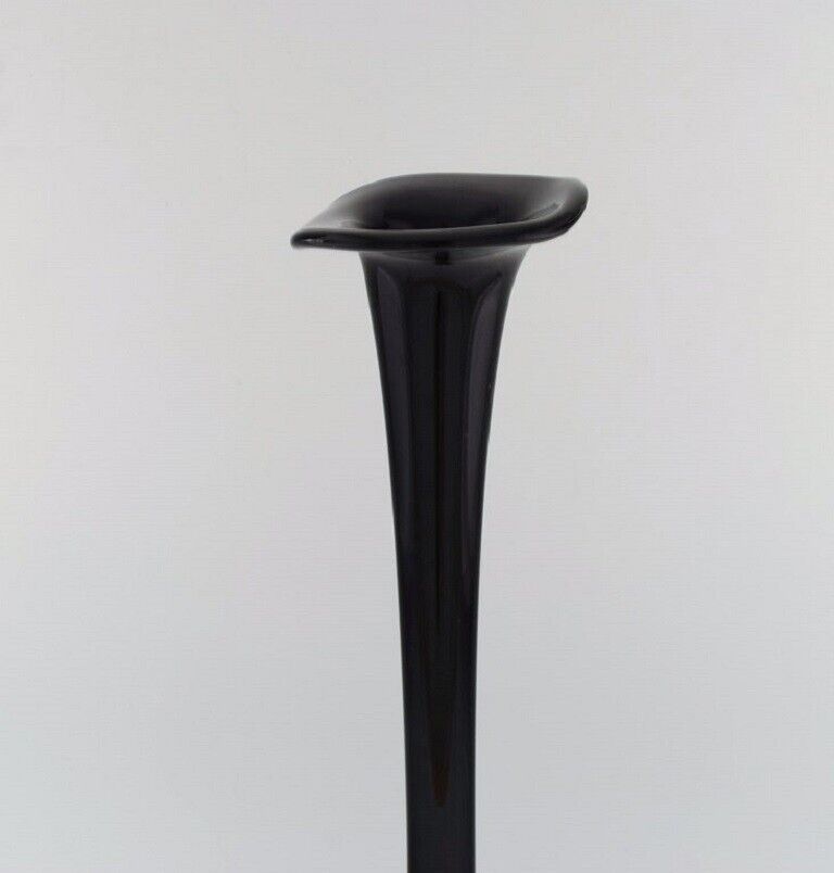 Colossal Murano floor vase in black mouth-blown art glass Italian design 1980s