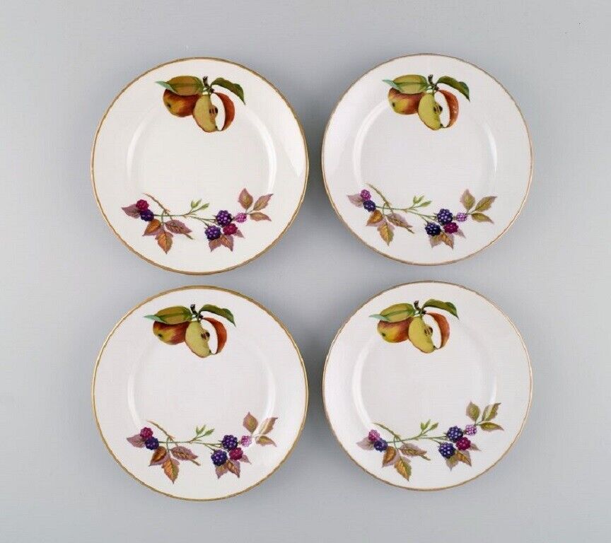 Royal Worcester England Four Evesham plates in porcelain with fruits