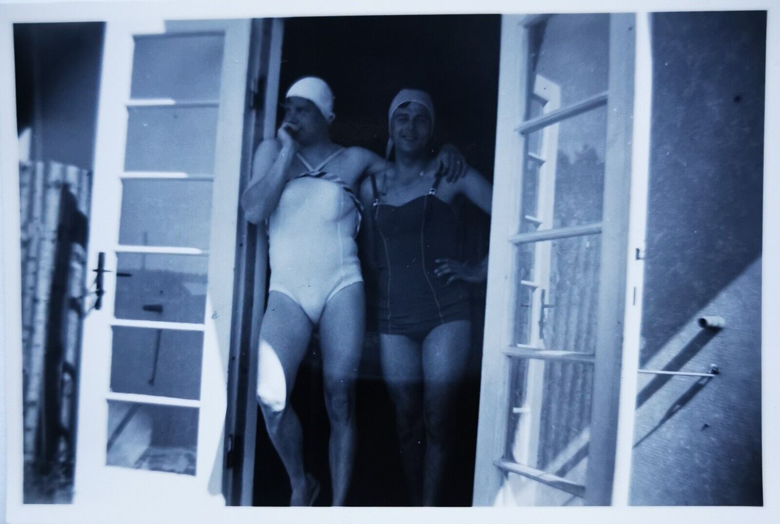 Vintage photo: Two male friends dressed up as women in swimsuit and hat  Fo3003