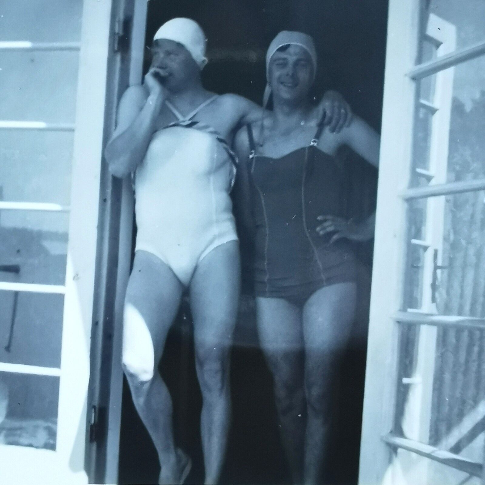 Vintage photo: Two male friends dressed up as women in swimsuit and hat  Fo3003