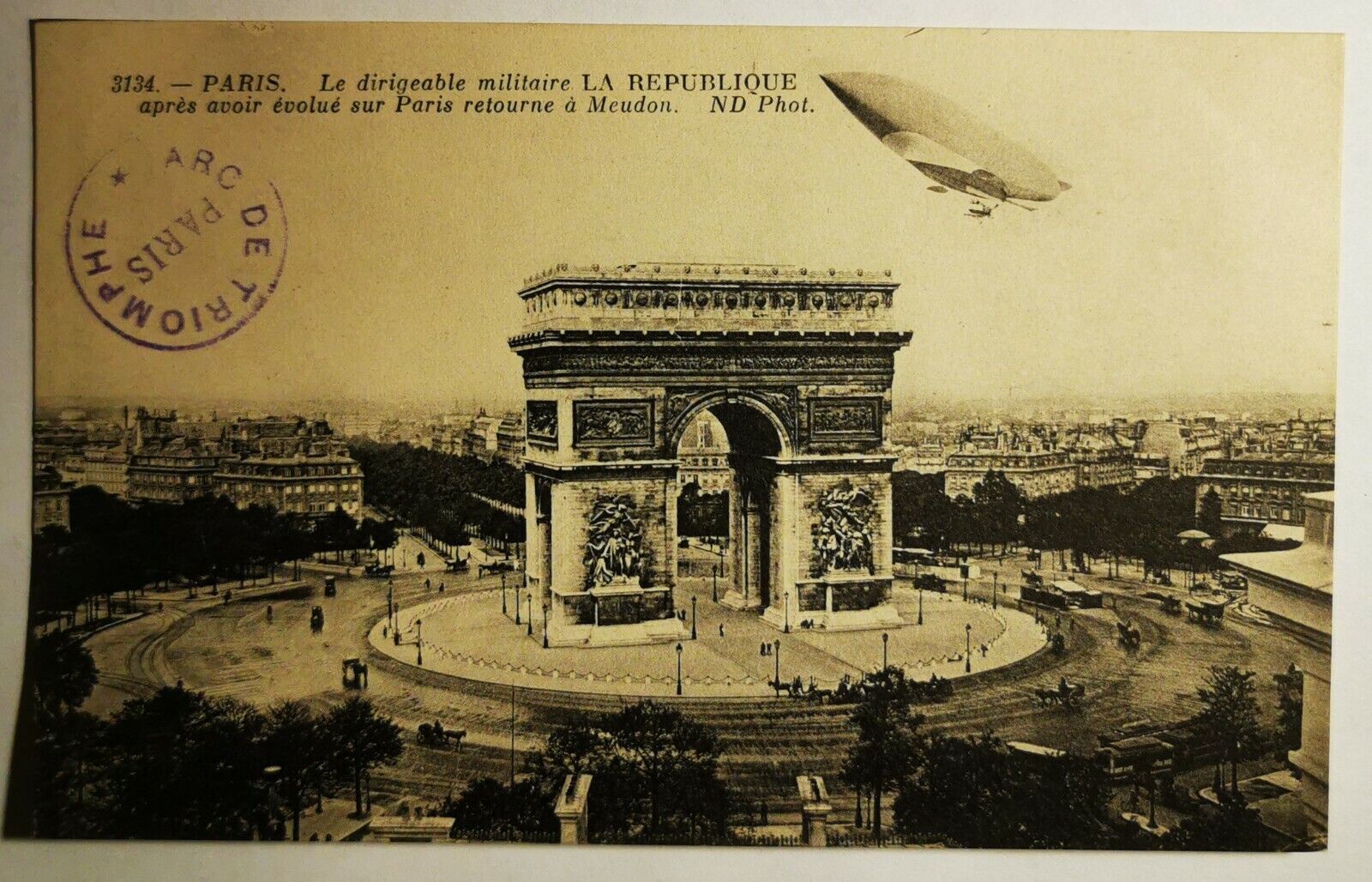 Old un-used coloured postcard:  Air ship over Paris France   pok1435