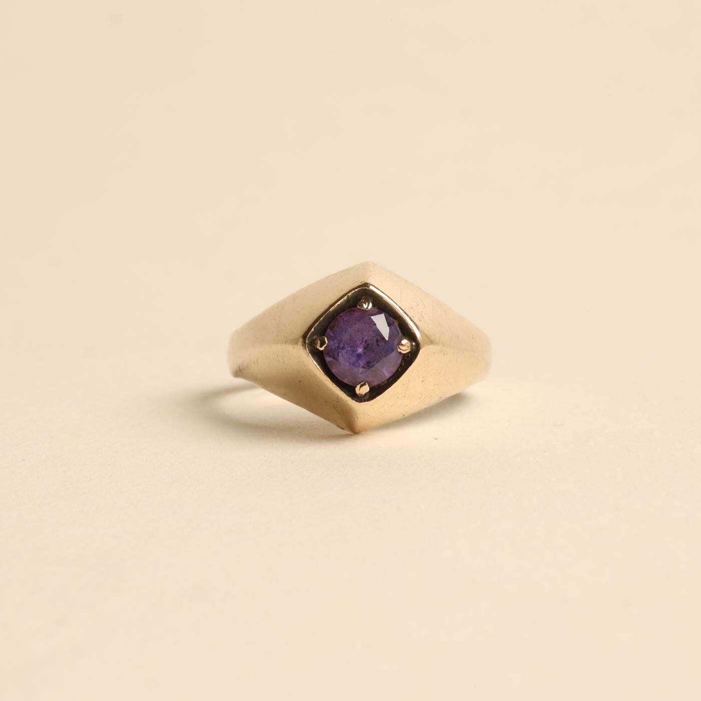 Ring with and synthetic sapphire in 8K Gold size 5¾ | Vintage Solid