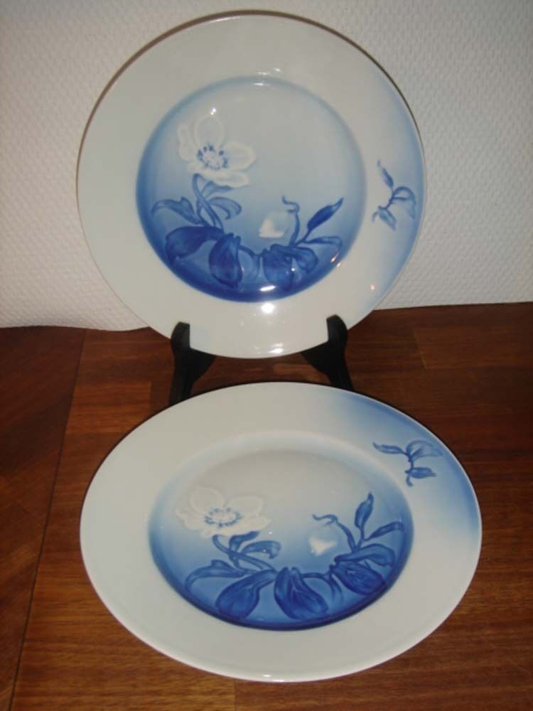 2x CHRISTMAS ROSE 21½ cm LUNCH plates # 326 Bing  Grondahl Royal Copenhagen 1st