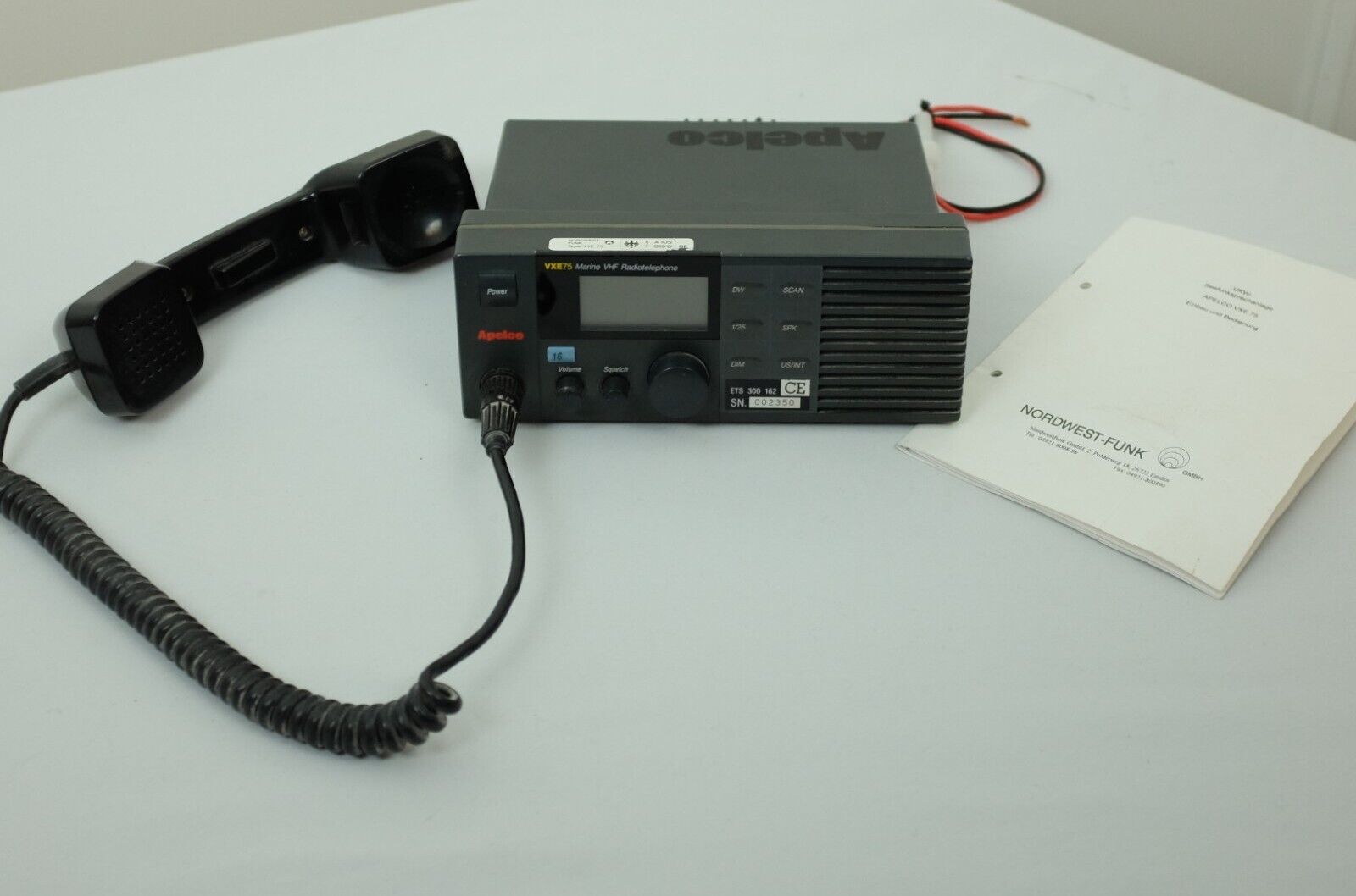 APELCO VXE75 Marine VHF Radiotelephone VXE 75 Channel 16 w/ Handset