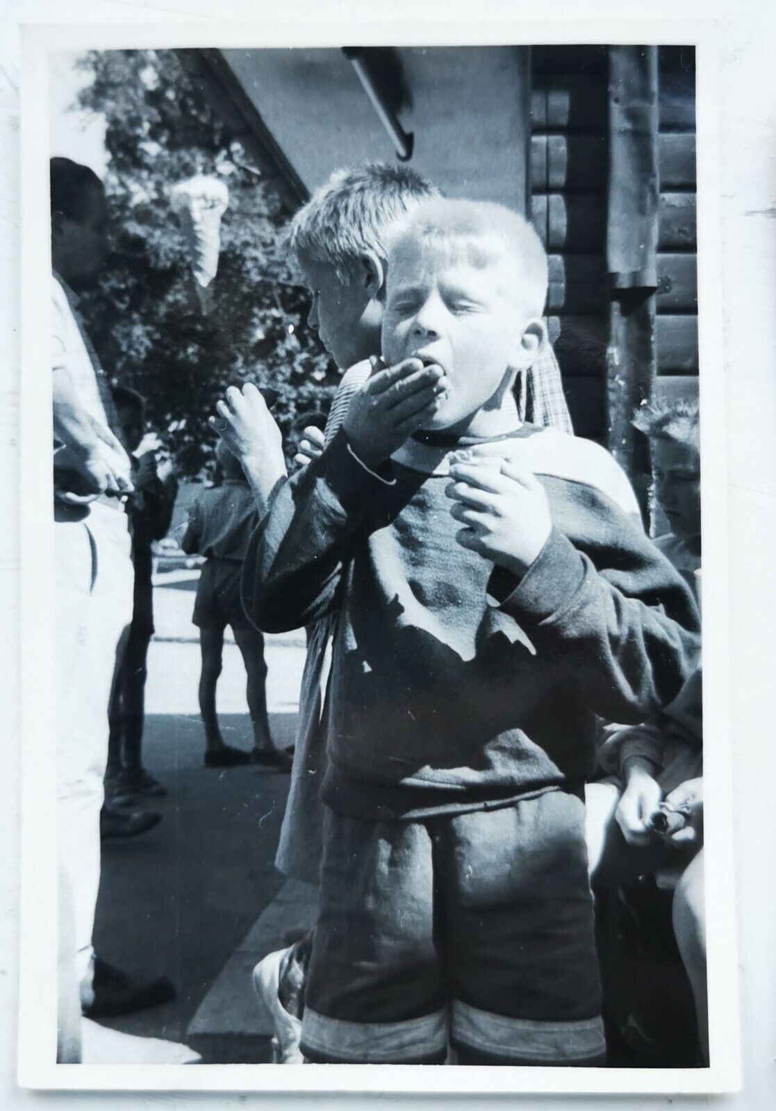 Vtg photo:  Five motifs with young teen boys eating lunch or ice cream   Fo252