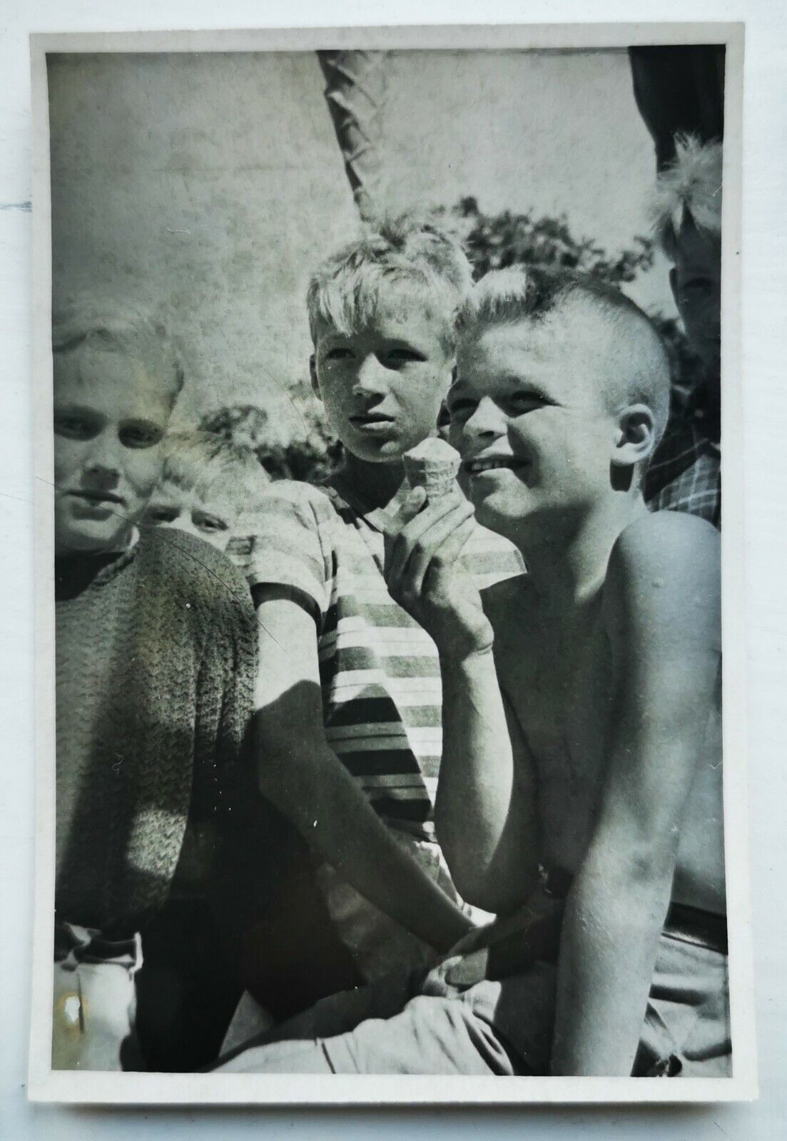 Vtg photo:  Five motifs with young teen boys eating lunch or ice cream   Fo252