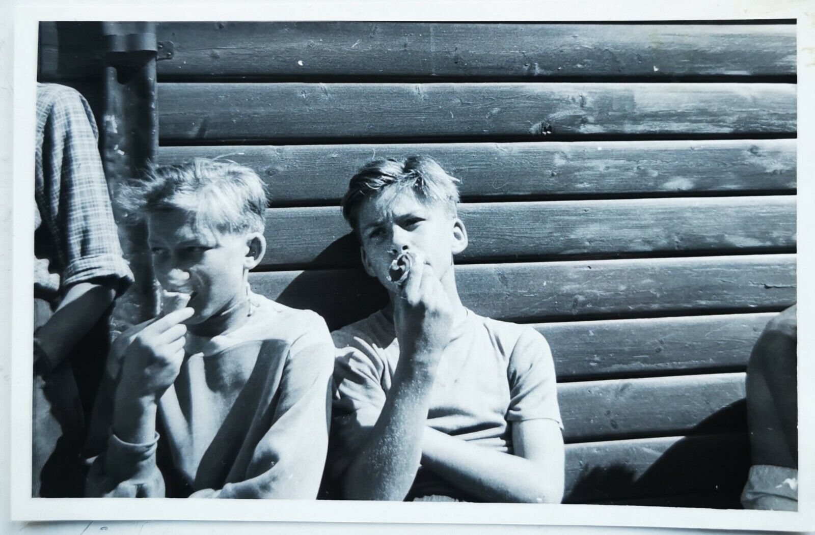 Vtg photo:  Five motifs with young teen boys eating lunch or ice cream   Fo252