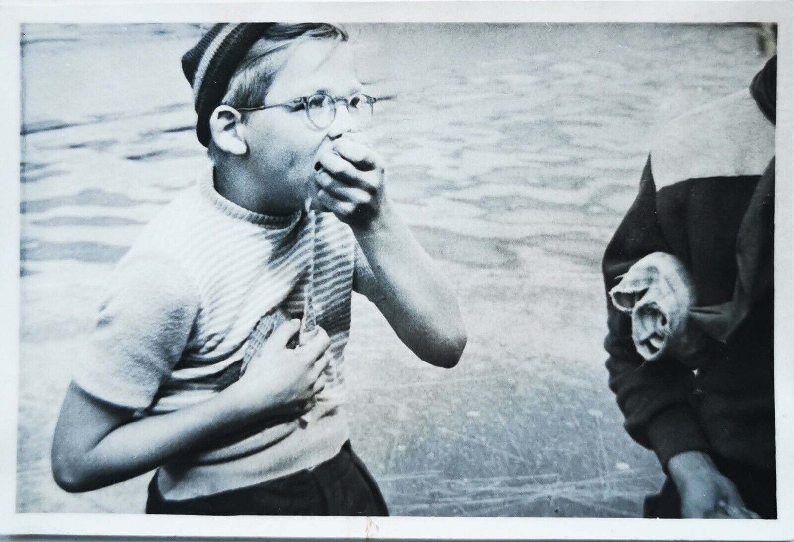 Vtg photo:  Five motifs with young teen boys eating lunch or ice cream   Fo252