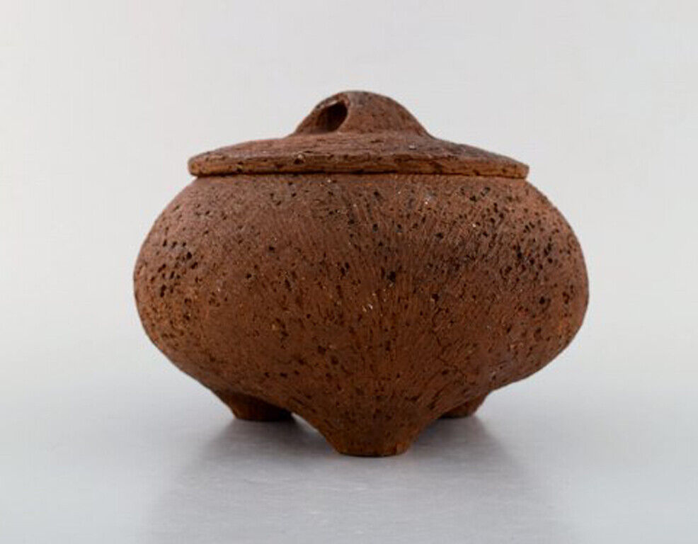 Gutte Eriksen: b Rødby 1918 2008 Large unique lidded jar in stoneware