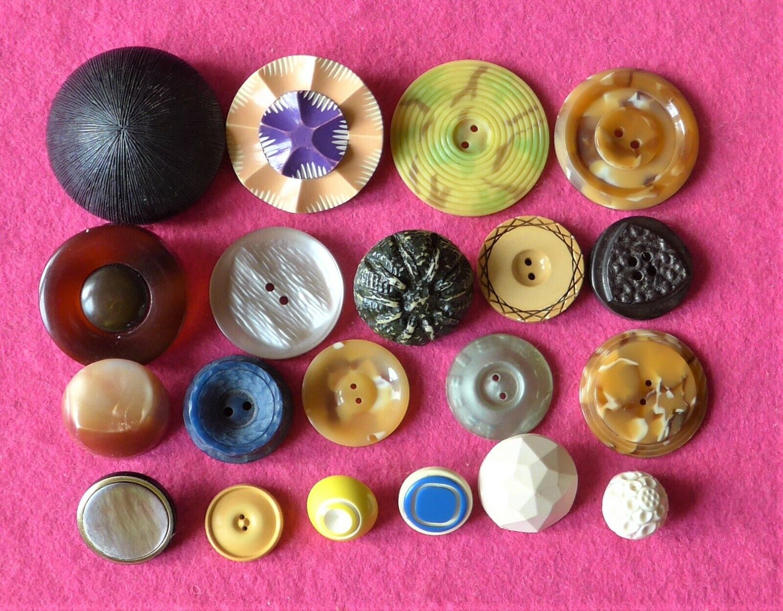 SALE - 20 vintage COLLECTABLE very COLORFUL early plastic buttons ( 73 )