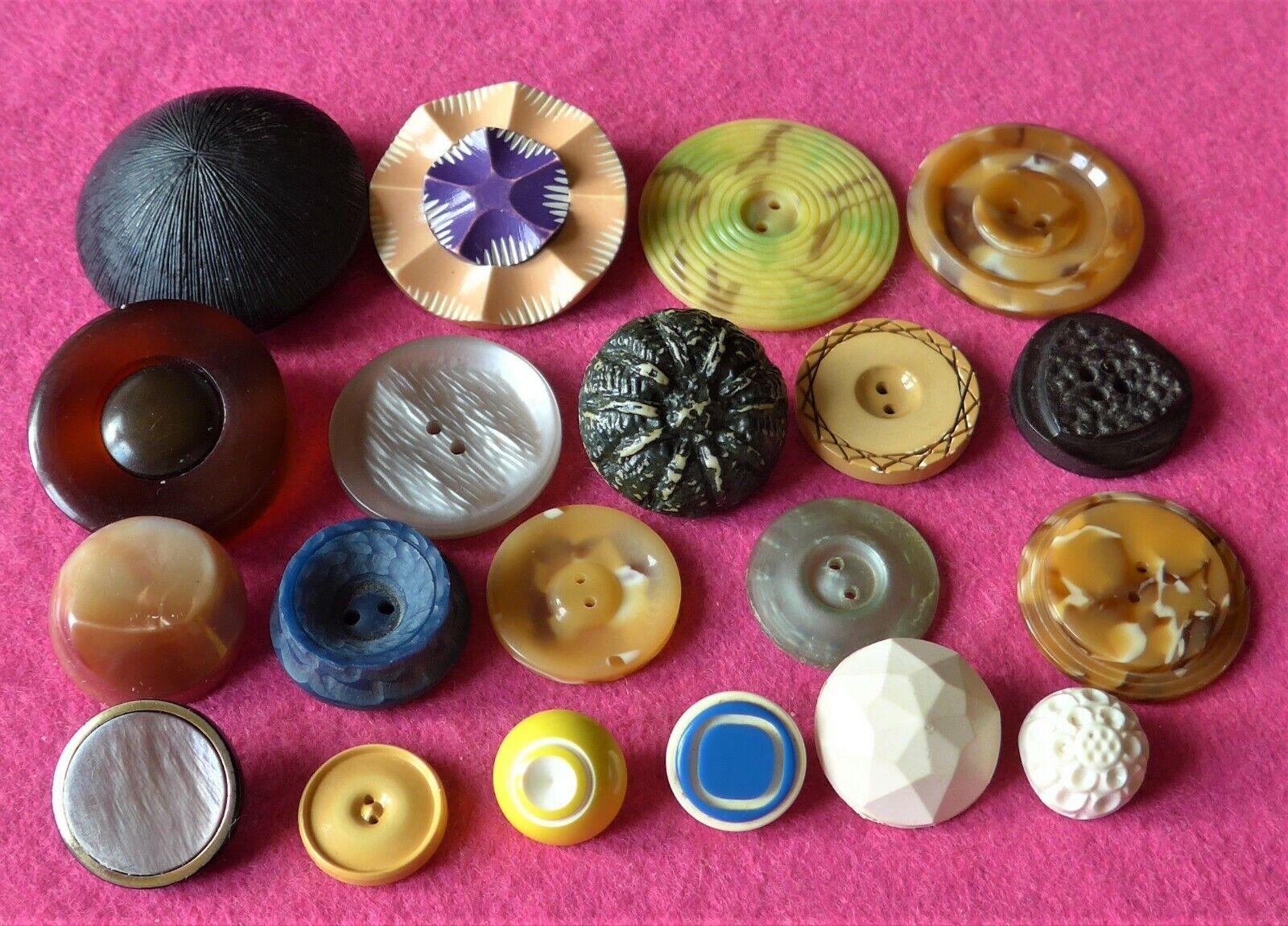 SALE - 20 vintage COLLECTABLE very COLORFUL early plastic buttons ( 73 )