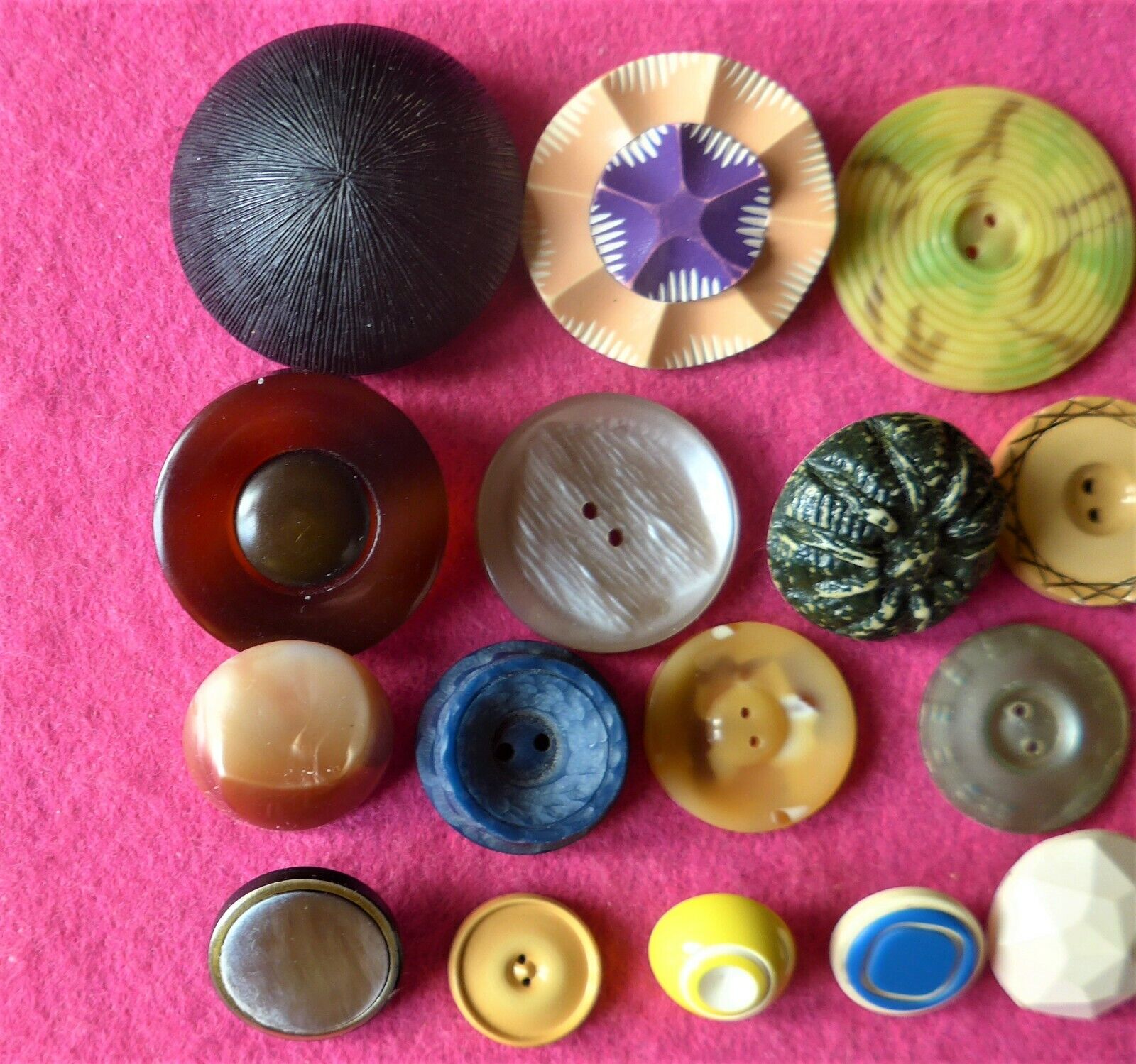 SALE - 20 vintage COLLECTABLE very COLORFUL early plastic buttons ( 73 )