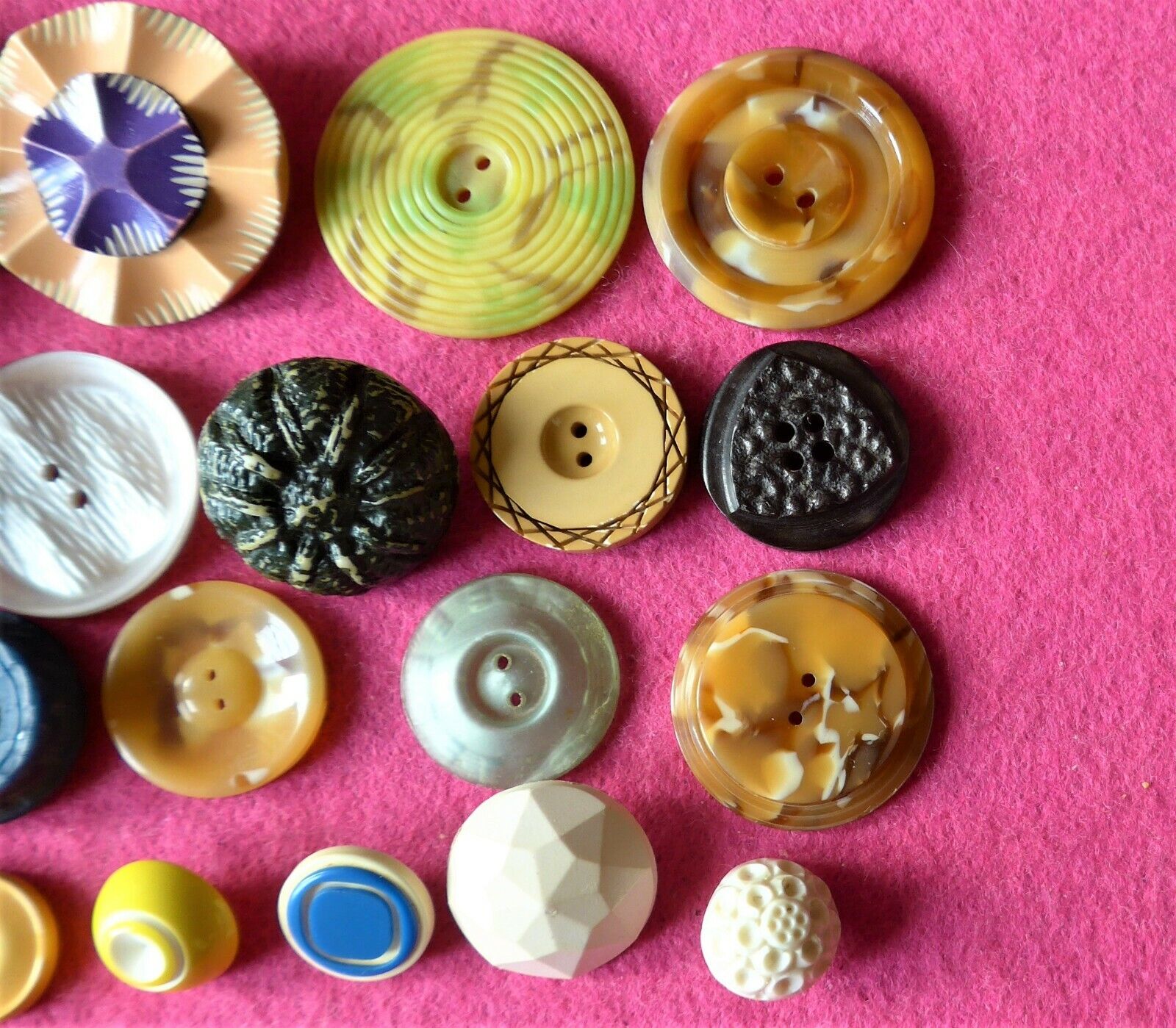 SALE - 20 vintage COLLECTABLE very COLORFUL early plastic buttons ( 73 )