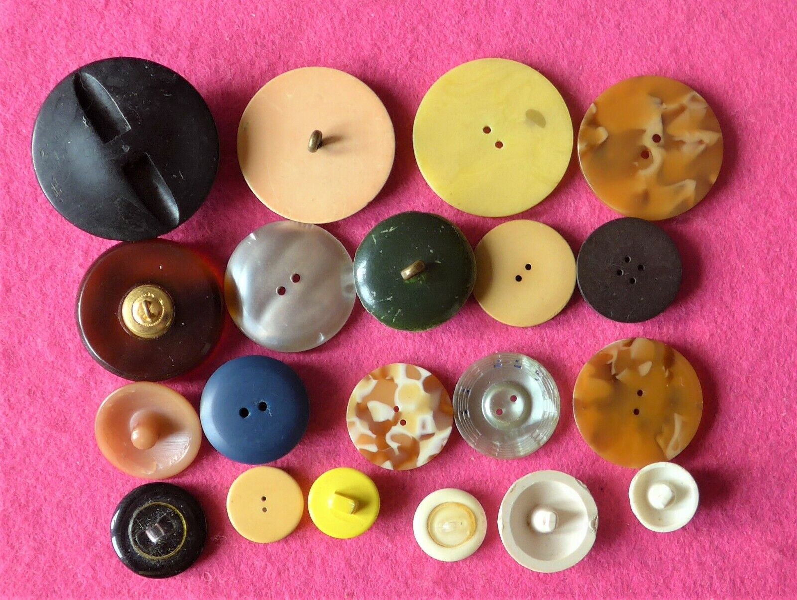 SALE - 20 vintage COLLECTABLE very COLORFUL early plastic buttons ( 73 )