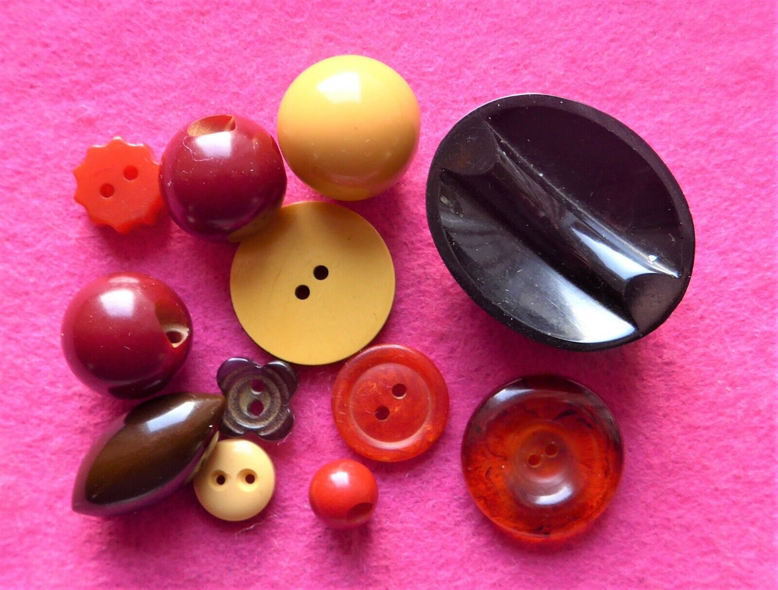 COLLECTABLE vintage 12 ART DECO BAKELITE BUTTONS - carved shaped - tested ( 32 )