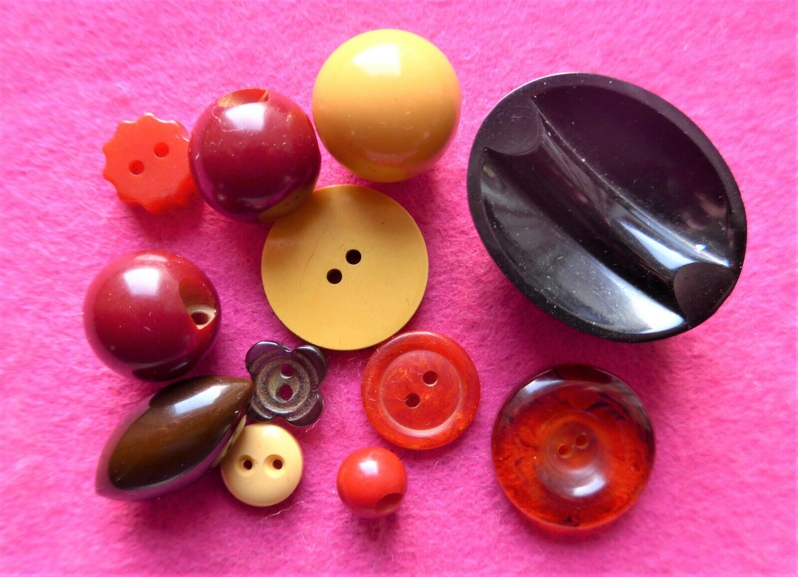 COLLECTABLE vintage 12 ART DECO BAKELITE BUTTONS - carved shaped - tested ( 32 )