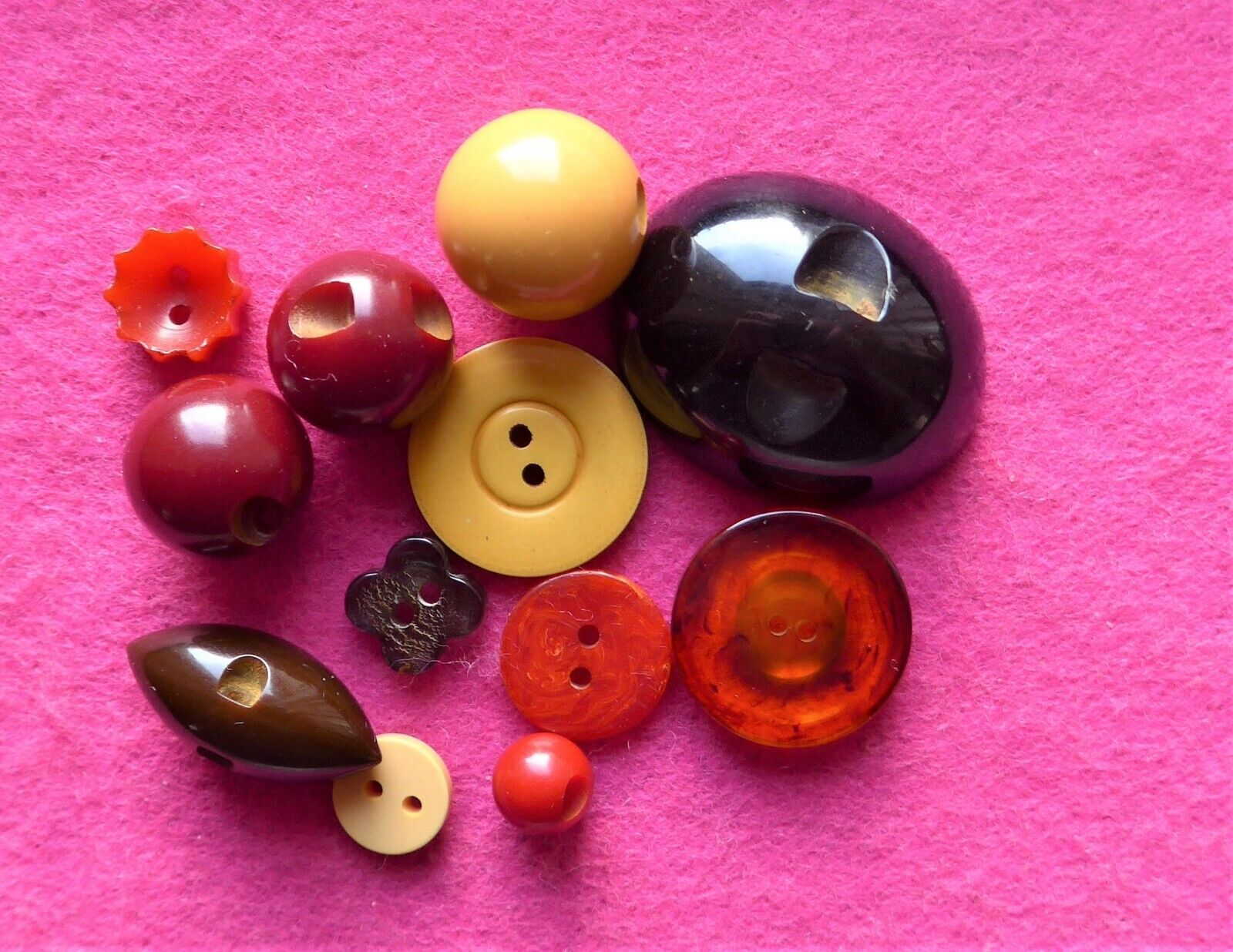 COLLECTABLE vintage 12 ART DECO BAKELITE BUTTONS - carved shaped - tested ( 32 )