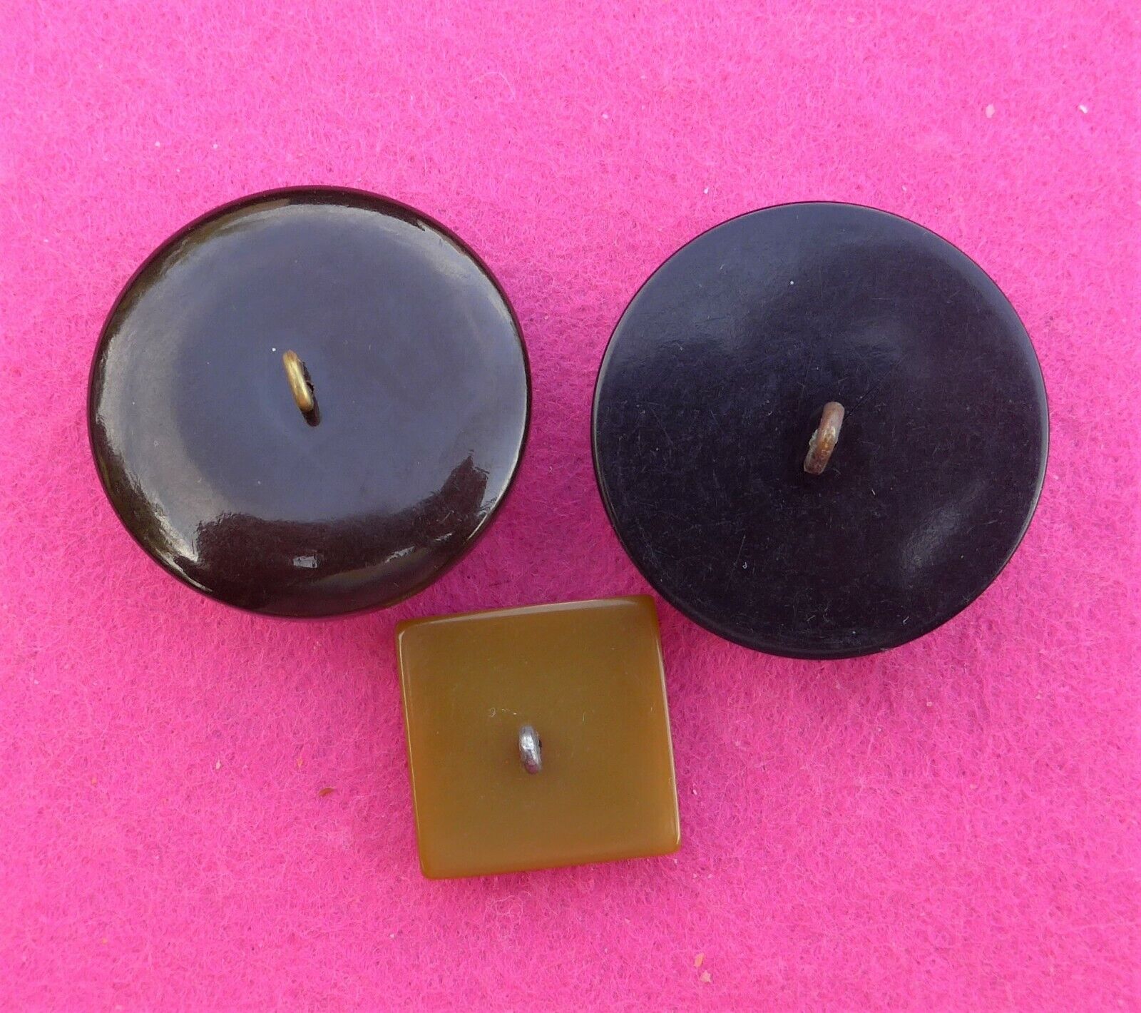 COLLECTABLE vintage 3 ART DECO BAKELITE BUTTONS - carved etc - tested ( 9 )