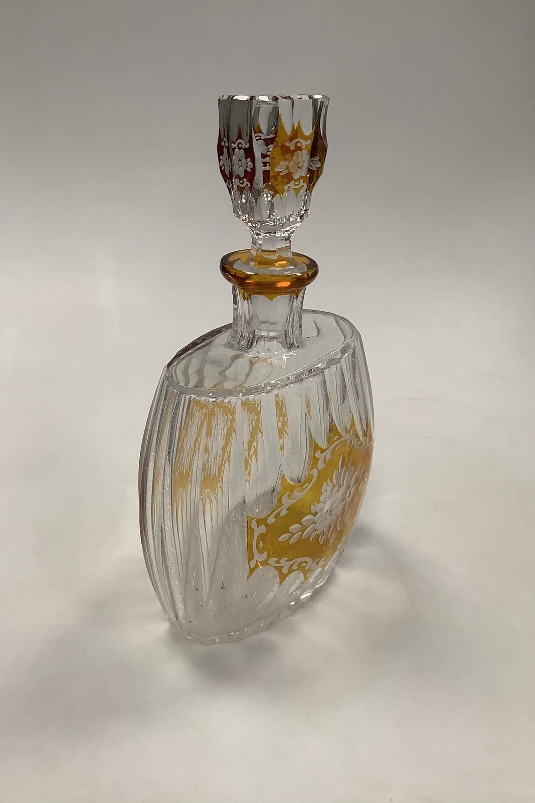 Beautiful Decanter in clear and yellow Glass Measures 26cm / 1024 inch