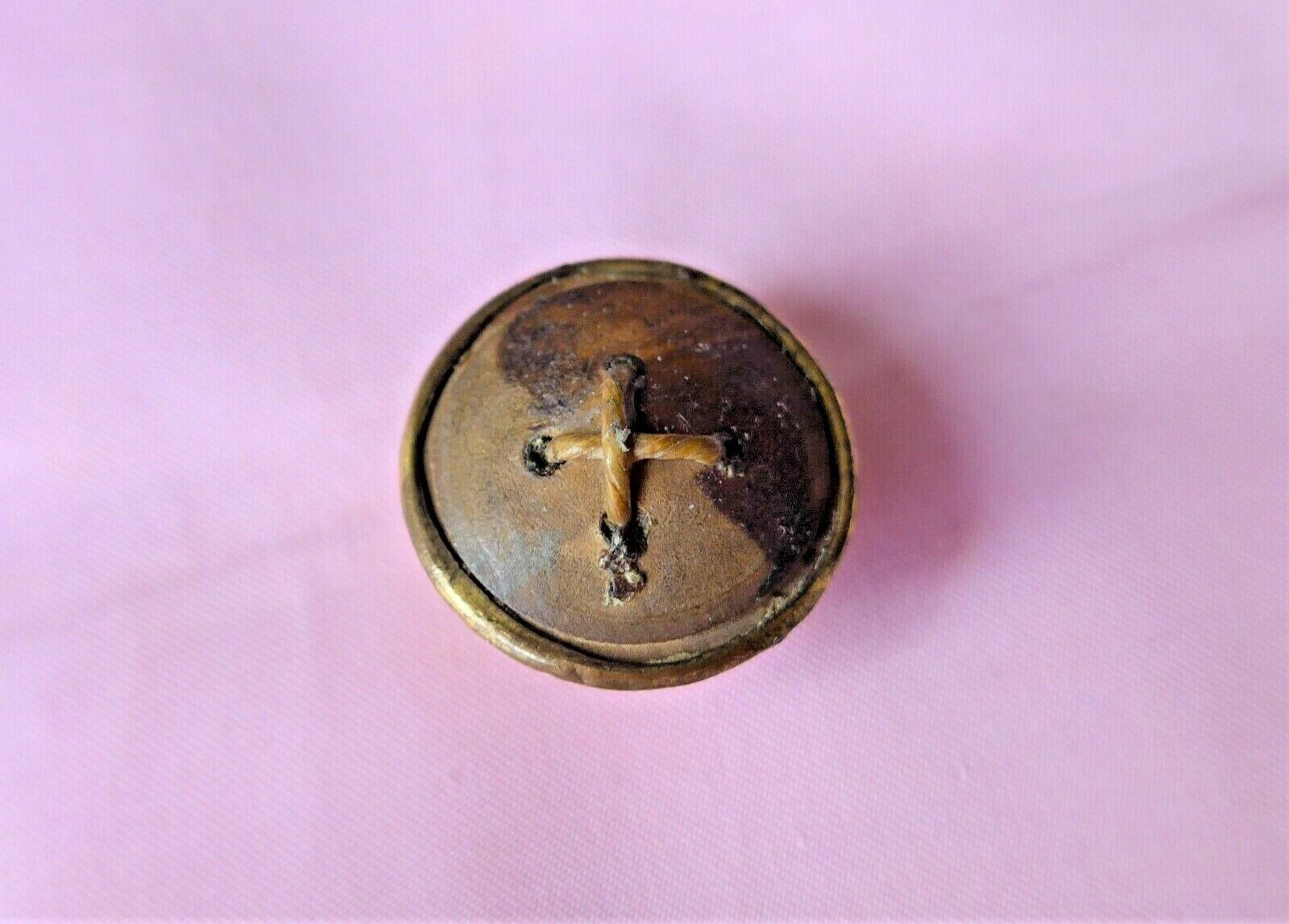 RARE ANTIQUE 18th CENTURY molded BRASS button over WOOD - cat gut shank (35)