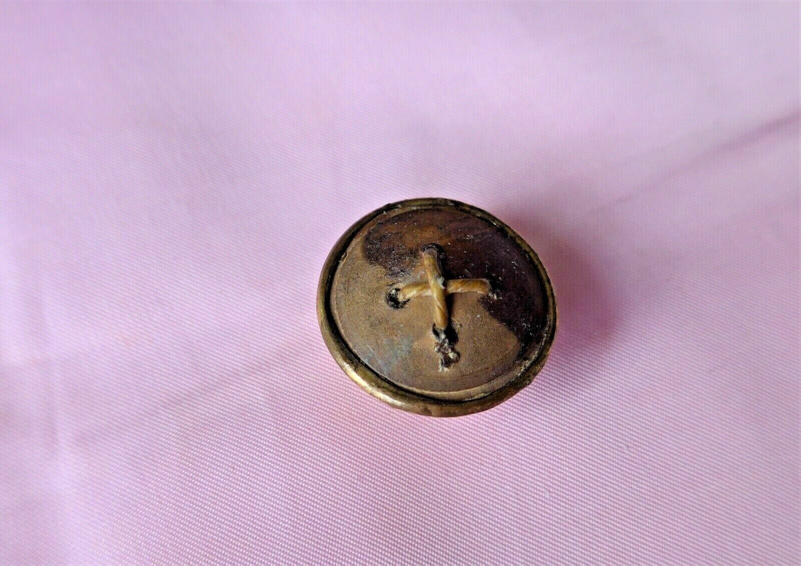 RARE ANTIQUE 18th CENTURY molded BRASS button over WOOD - cat gut shank (35)