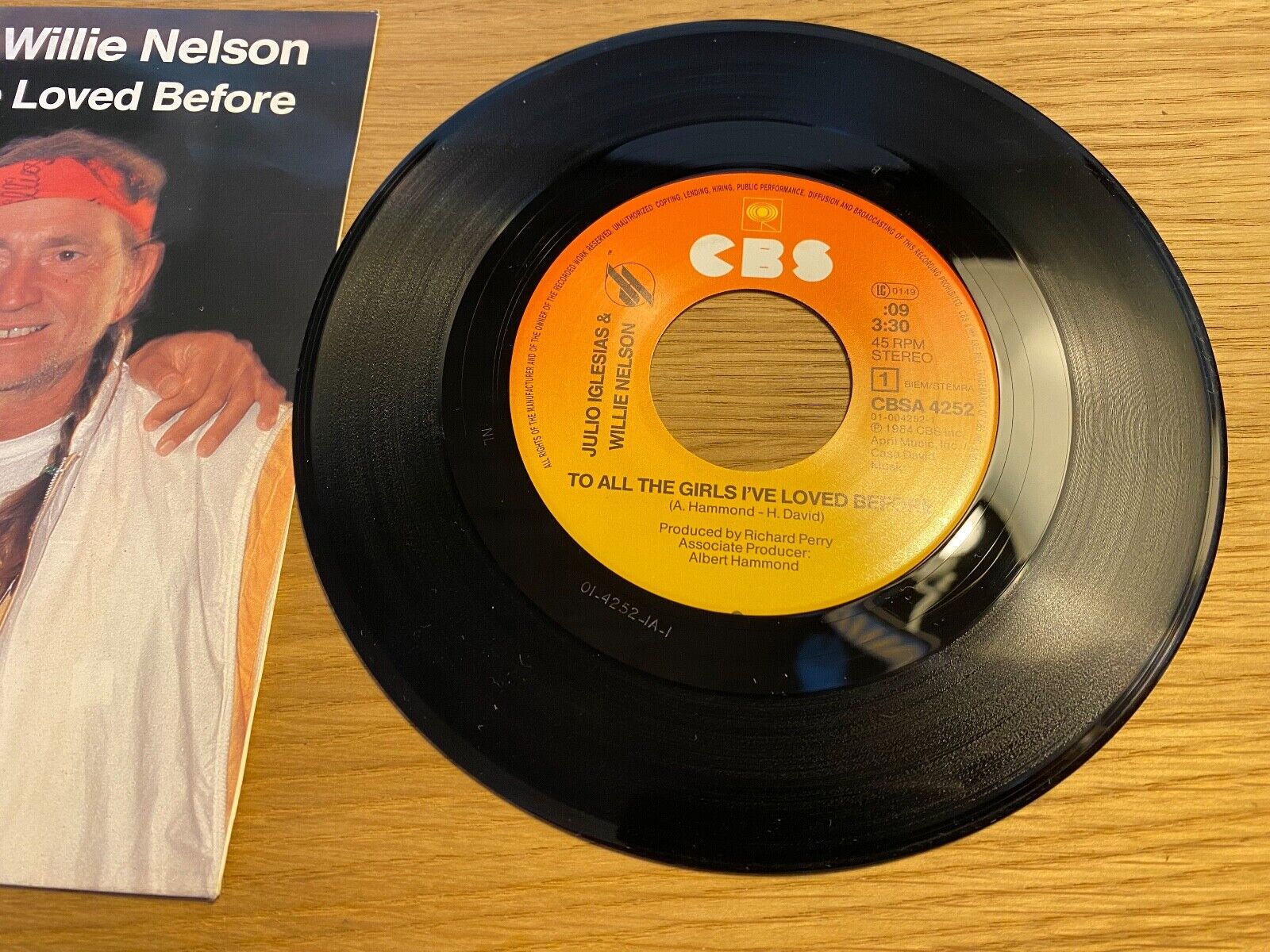 JULIO IGLESIAS  WILLIE NELSON "TO ALL THE GIRLS I´VE LOVED BEFORE" 1984 EPIC 7"