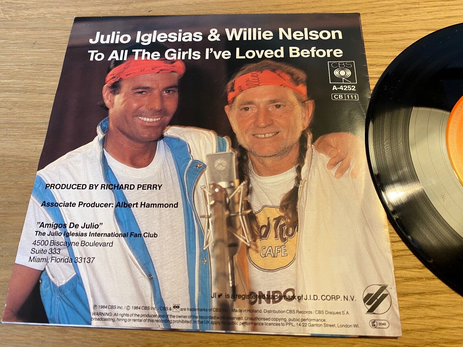 JULIO IGLESIAS  WILLIE NELSON "TO ALL THE GIRLS I´VE LOVED BEFORE" 1984 EPIC 7"