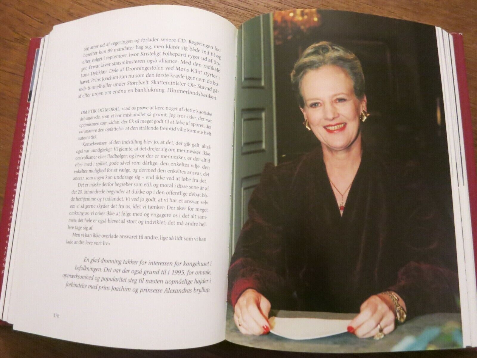 Danish Royal Book Queen MARGRETHE 25 years 1996 Henrik Joachim Frederik Bog100