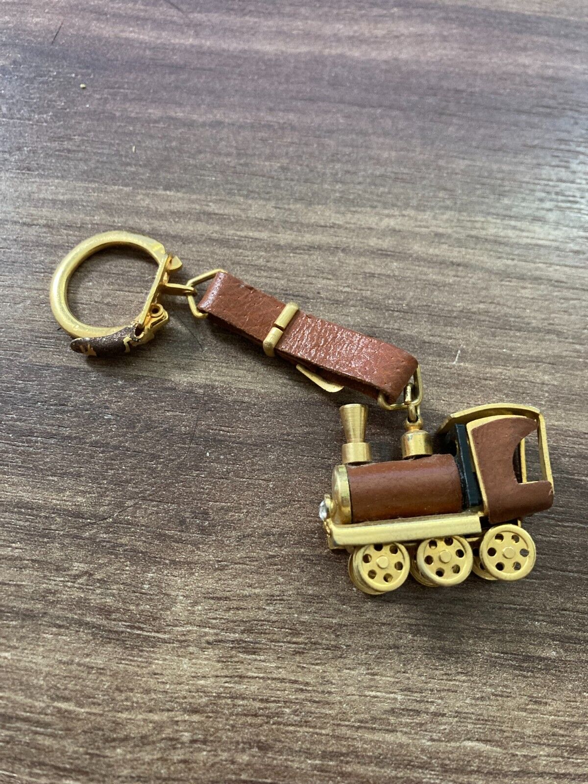 Retro Locomotive Train Engine Keychain - Vintage Metal Key Ring