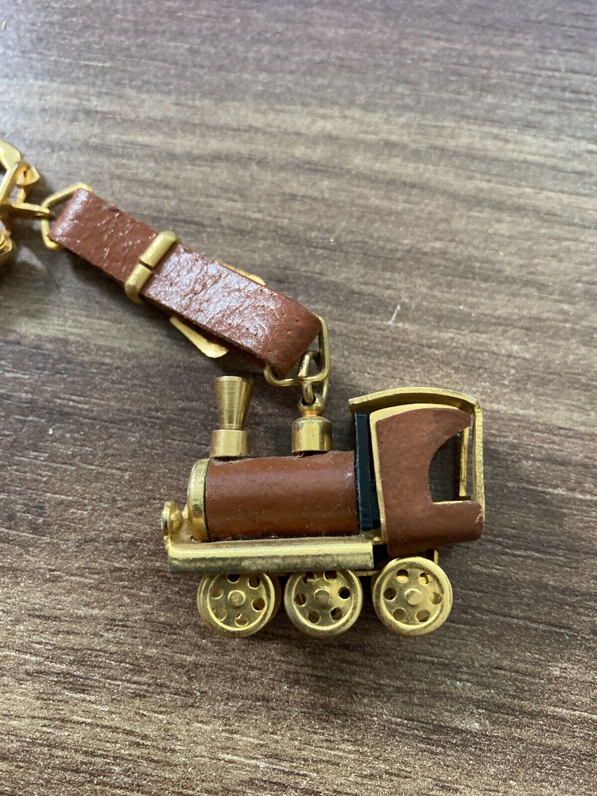 Retro Locomotive Train Engine Keychain - Vintage Metal Key Ring