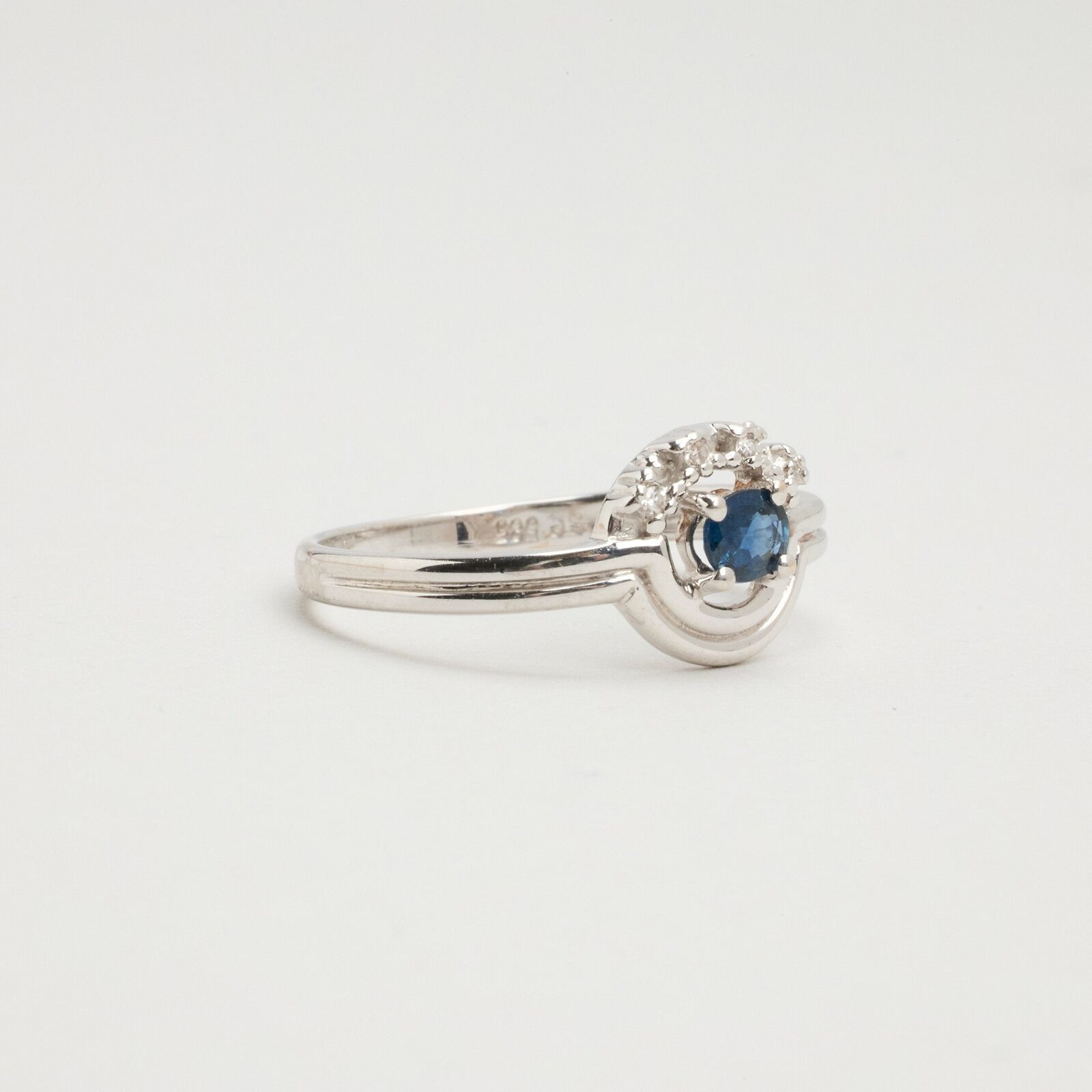 Ring with and sapphirewith diamond (002 ct) in 14K White gold size