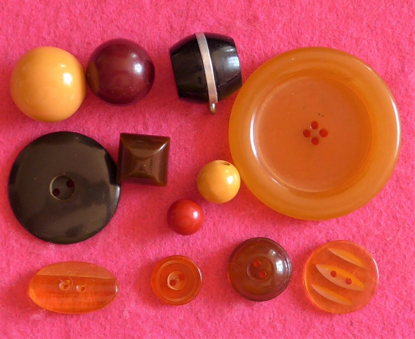 COLLECTABLE vintage 12 ART DECO BAKELITE BUTTONS - carved shaped - tested ( 12 )