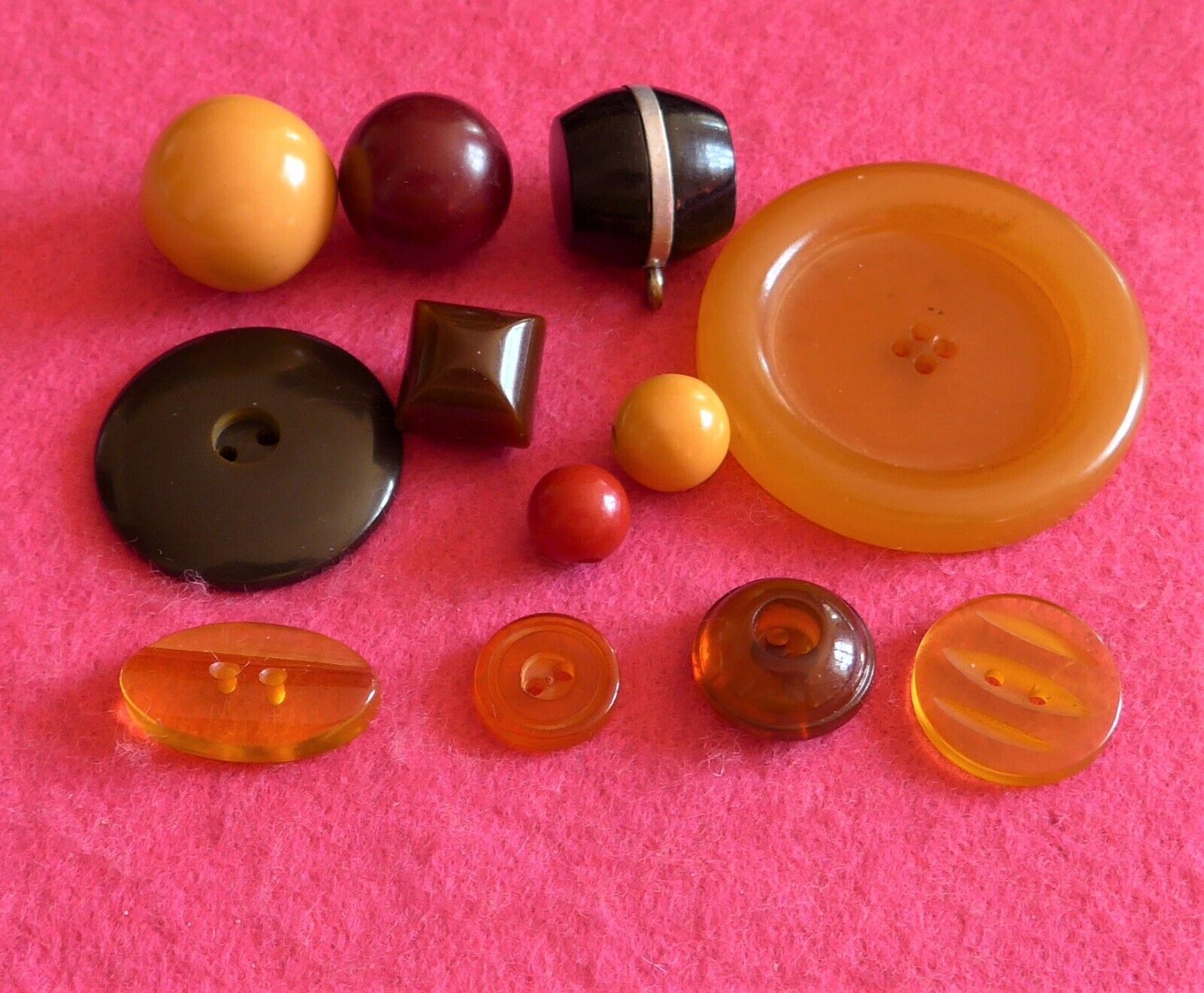 COLLECTABLE vintage 12 ART DECO BAKELITE BUTTONS - carved shaped - tested ( 12 )