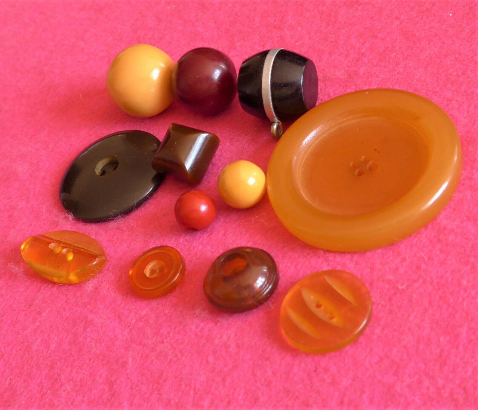 COLLECTABLE vintage 12 ART DECO BAKELITE BUTTONS - carved shaped - tested ( 12 )