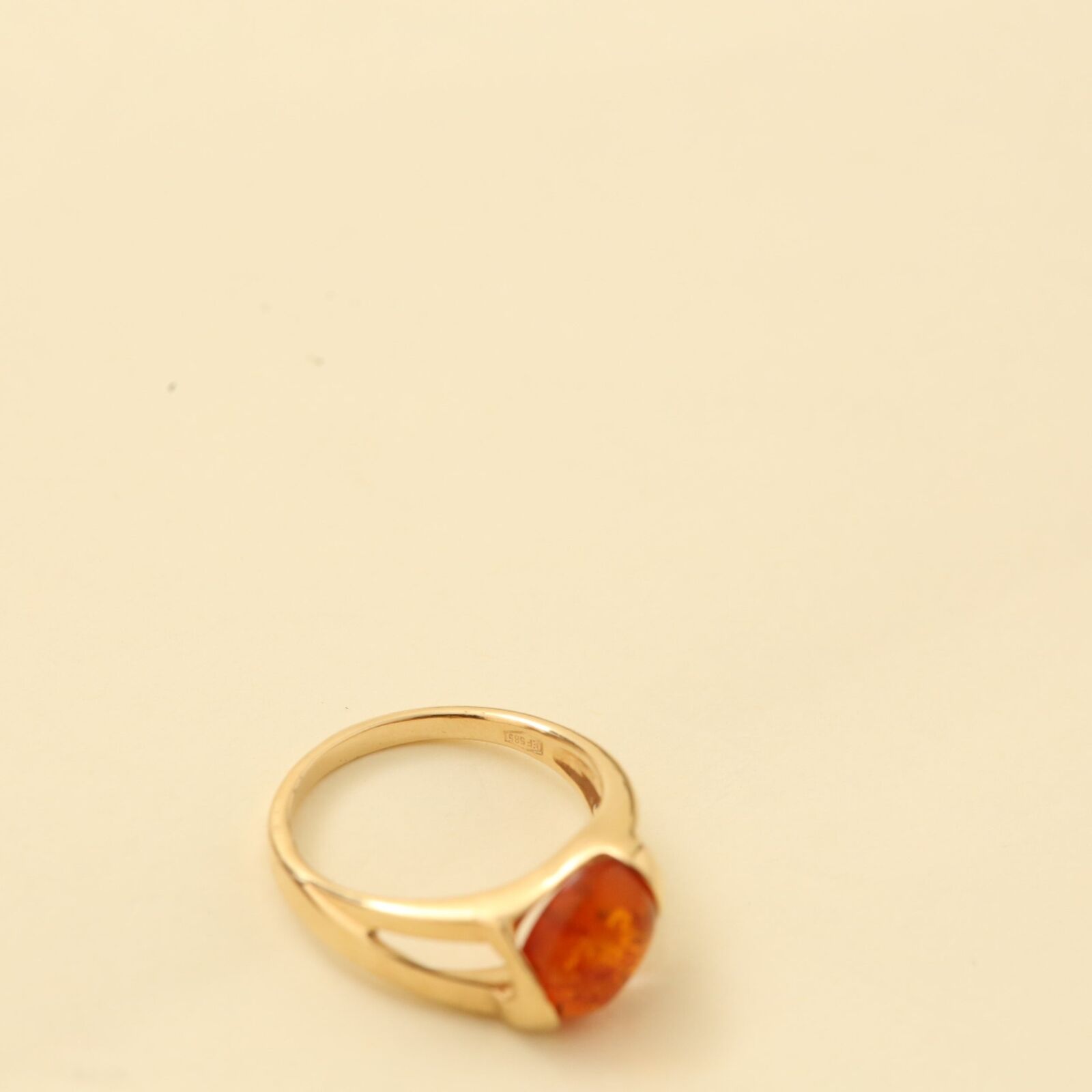 Ring with and amber in 14K Gold size 6¾ | Solid Gold | Minimalistic