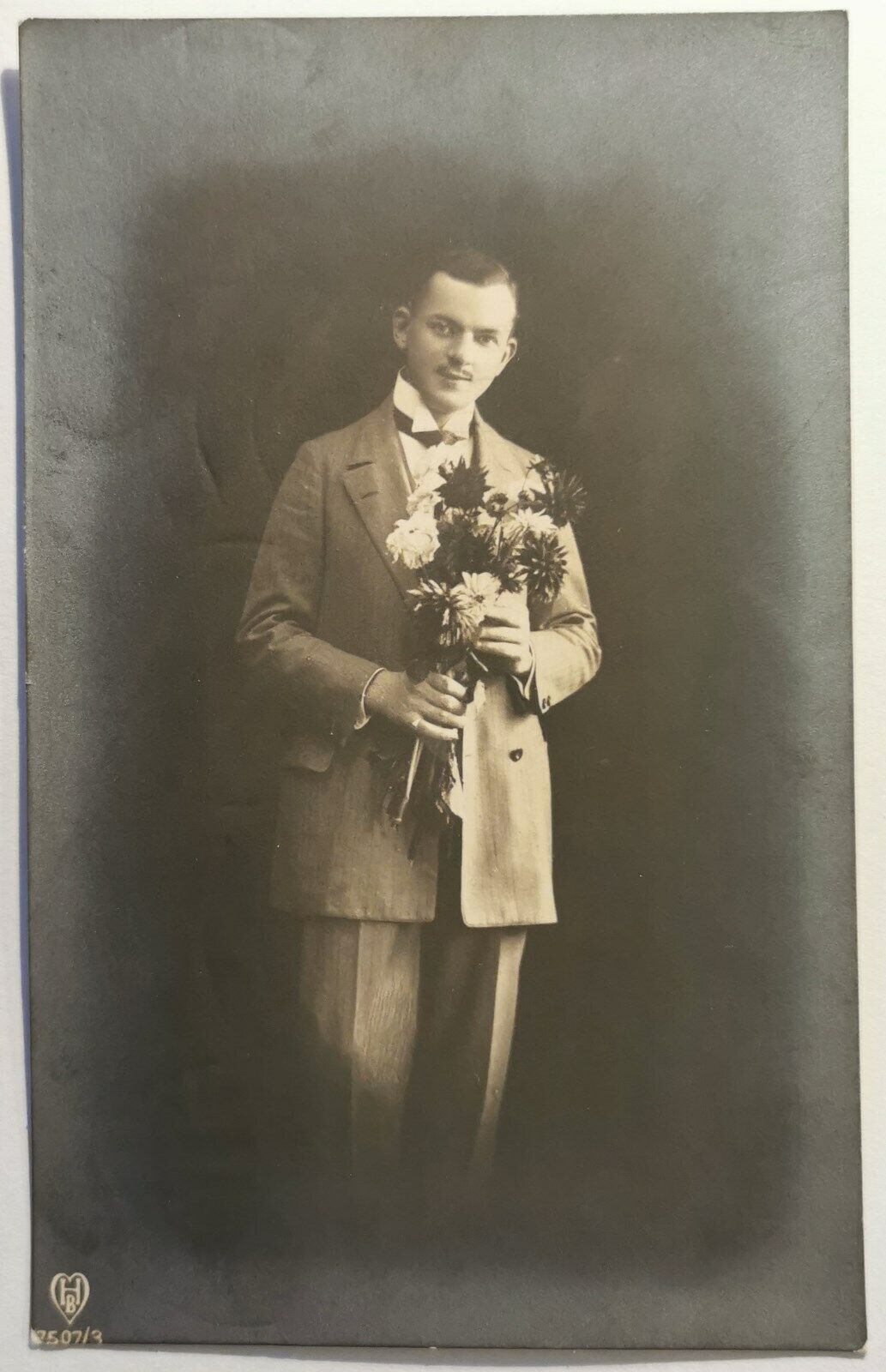 Vtg  postcard: Young handsome man with bouquet of flowers in the hands pok1144