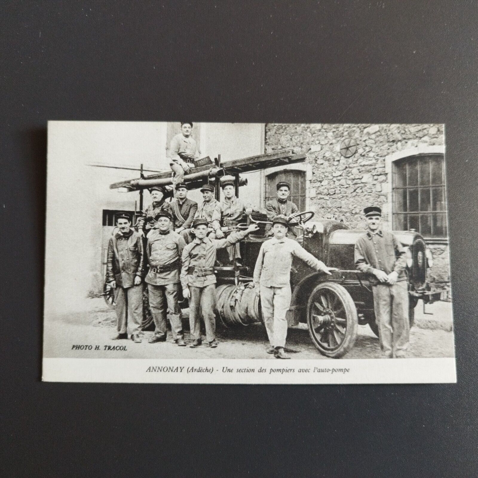 France -ANNONAY (Ardèche)-Une section des pompiers avec l'auto-pompe