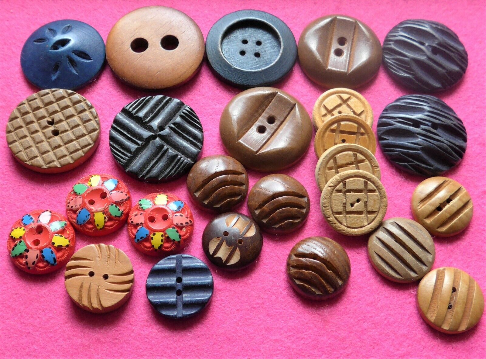 SALE - 25 vintage WOOD buttons - carved painted 6 sets - 21 - 38 mm  ( 10 )