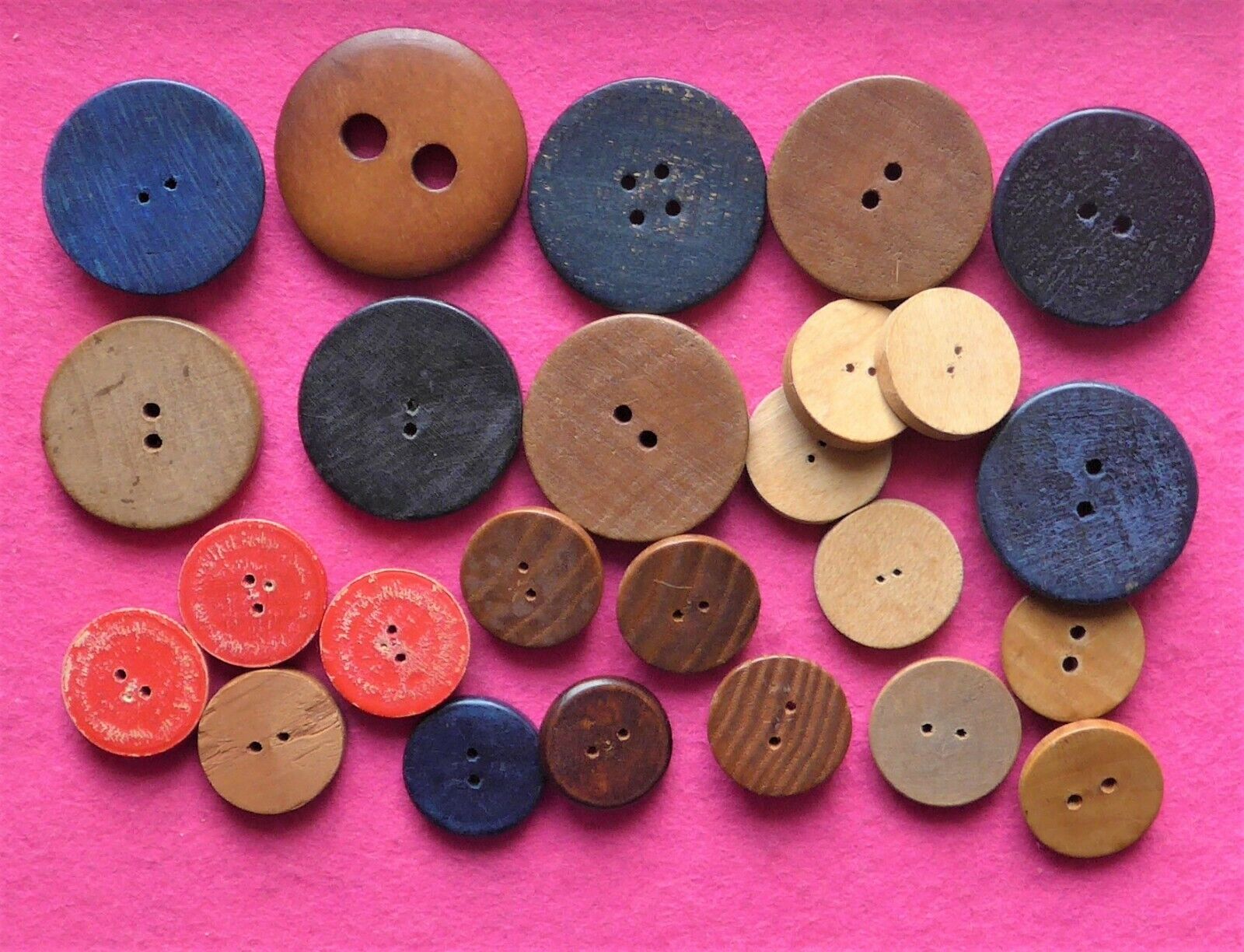 SALE - 25 vintage WOOD buttons - carved painted 6 sets - 21 - 38 mm  ( 10 )