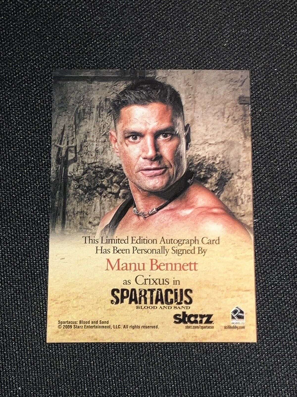 2009 SPARTACUS: BLOOD AND SAND AUTOGRAPH TRADING CARD SIGNED BY MANU BENNETT